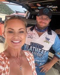 Mandy Bunch's Instagram, Twitter & Facebook