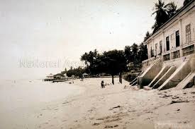 View Of Beach Along Tanjong Katong On East Coast Of Singapore On The Right Are Seaside Residences Wi East Coast Beaches History Of Singapore Singapore Photos