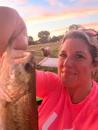 Big shout out to Glenn Swift after blanking soooooooo many times at many  different lakes he's finally found one where the fish are easy to  catch😂😂😂😂😂 And smashed his PB 3 times