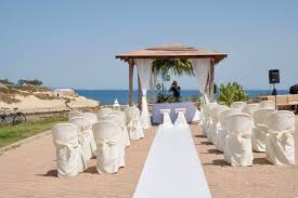 Le colline decorate dai filari vi hanno catturato così tanto da immaginare un matrimonio immerso nei vigneti, magari durante la vendemmia? Allestimento Matrimonio Fronte Spiaggia Di Balai Casteddu On Line