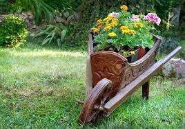 15er set stufenmatten treppenschutz treppenmatte selbstklebend treppenteppich de. Holz Schubkarre Mit Blumen Fur Den Garten Design Lizenzfreie Fotos Bilder Und Stock Fotografie Image 16186189