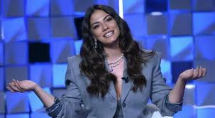 Ieri davanti ai cancelli degli studi televisivi mediaset a cologno monzese si è radunata una piccola folla nella speranza di vedere da vicino yaman, atteso per l'intervista a verissimo, che andrà in onda il 12 ottobre. Demet Ozdemir A Verissimo Tengo Molto A Can Yaman Ma Siamo Solo Amici