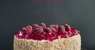 Tort Malinowy Z Galaretka I Mrozonymi Malinami Jezeli Biszkopt I Galaretke Przygotujemy Dzien Wczesniej To Samo Wykonan Cookie Maker Desserts Mini Cheesecake