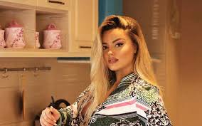 Jeta na sjell te papritura dhe sfida qe as nuk i kishim cuar neper mend, cfare mund te bejme ne. Enca In Bears Armen Zum Match Die Sangerin Nimmt Das Bild Mit Herausgestreckter Zunge Und Lajme Mk Nachrichten Aus Nordmakedonien