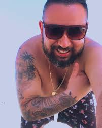 Tenho um lado irônico. Tenho um lado insuportável. Tenho um lado amável. E  cada um tem o meu lado que merece!!!