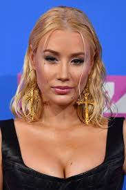 Contact iggy azalea on messenger. Rappstar Iggy Azalea Zeigt Zum Ersten Mal Ihr Baby Gala De