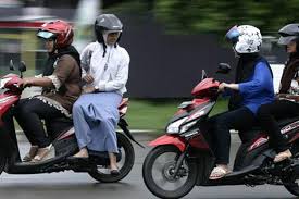 Sepertinya cowoknya pake helm sementara ceweknya gak pake. Bukan Ninja Atau Cbr Ini Motor Favorit Wanita Buat Boncengan