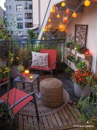 Une Deco D Exterieur Pleine De Peps Joli Place Deco Balcon Deco Petit Balcon Decoration Balcon