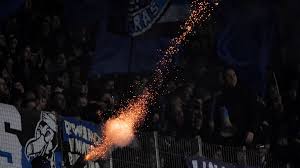 Das volksparkstadion ist ein fußballstadion in hamburg, das sich im altonaer volkspark innerhalb des bezirks altona im stadtteil bahrenfeld befindet und die heimspielstätte des hamburger sv ist. Hsv Gegen Mainz Wird Zum Risikospiel Fussball