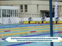 David popovici doborâse deja recordul campionatului european de juniori în prima parte a concursului de ștafetă 4×100, cu timpul de 48 de secunde și 32 de sutimi, dar în finală a depășit și recordul mondial de juniori la 100 liber. Fenomenul David Popovici S A Calificat La J O La Doar 16 Ani Video Antena 1