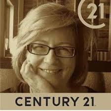 Lisa Robitaille's Instagram, Twitter & Facebook