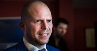 Francken excuseert zich na kritiek op kwakkelende grafiek