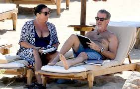 Pierce brosnan's wife's weight loss in 2020, keely shaye smith has lost considerable weight. Pierce Brosnan Wife Keely Shaye Smith Show Off Beach Bodies On Vacation