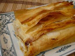 Specifichiamo subito che in commercio esiste anche la pasta fillo senza glutine , fatta solo a base di farina di riso, che, tuttavia, risulta poco malleabile, per cui in questa occasione vi suggeriamo un uso congiunto di farina 0 e riso, che esclude una preparazione gluten free. La Pasta Fillo Come Si Utilizza E In Quali Ricette
