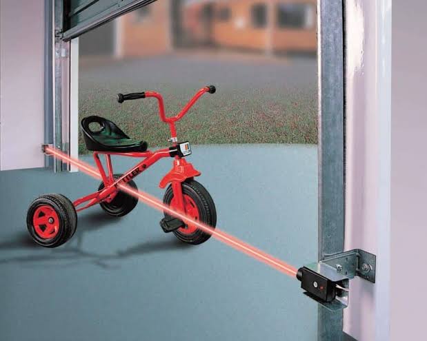 Infrared Safety Sensors (Photo-Eyes) Prevent Closing on Obstacles,AI 生成