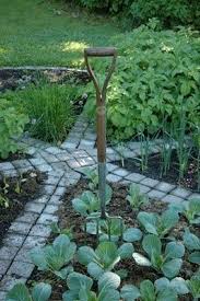 Round Garden With Stepping Stones Greengardenblog Com Backyard Vegetable Gardens Herb Garden Design Small Vegetable Gardens