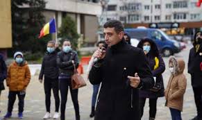 Unioniști, naționaliști, susținători ai familiei tradiționale. Video George Simion Ii RÄƒspunde Ignorantului Iohannis Suntem Singurii Foarte LÄƒmuriÈ›i Doctrinar FaÈ›Äƒ De Alte Partide Avem 4 Piloni CredinÈ›Äƒ CreÈ™tinÄƒ NaÈ›iune Familie È™i Libertate Partidul Aur News