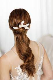Modern Crisp White Wedding Editorial That S Warm And Inviting And All Gorgeous Ruffled Wedding Hairstyles For Long Hair Wedding Hair And Makeup Boho Wedding Hair