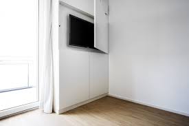 Zentrales Element Bei Der Einrichtung Der Neubauwohnung Ist Das Raffinierte Wohn Ess Mobel Die Couc Ikea Wandschrank Fernseher Verstecken Tv Mobel Versteckt