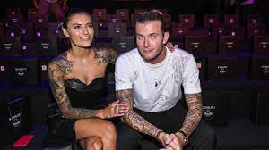 Alman oyuncu sophia thomalla ile ilişkisi olduğu bilinen karius, mykonosta kimliği bilinmeyen bu kadınla tatil yaparken çekilen samimi fotoğraflarının beşikaş'ın eski kalecisi loris karius, önceki gün mykonos'ta gizemli bir kadınlar birlikte görüntülendi. Loris Karius Seine Entschuldigung Sorgt Fur Spott Auf Twitter Stern De