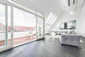 Buchen sie die private unterkunft penthouse in mitte (central berlin) jetzt und sparen sie geld a 80msq 2 bedroom duplex penthouse overlooking a courtyard and located in the trendy area of mitte. Minimalist Penthouse Apartment In Berlin Has A Gallery Feel Berlin Apartment Berlin G Penthouse Wohnung Zeitgenossisches Apartment Wohnungsplanung