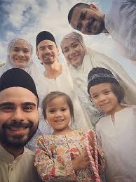 Pengurusan yuna menerusi kenyataan media memaklumkan, pasangan itu dinikahkan ustaz azmi dari majlis agama bentong, pahang berwalikan ayahnya kami dengan rendah diri mengumumkan majlis pernikahan antara adam yousof mohamed sinclair dan yunalis mat zara'ai pada 26 januari di. Indahnya Kebersamaan Lebaran Bunga Citra Lestari Dan Ashraft News Entertainment Fimela Com
