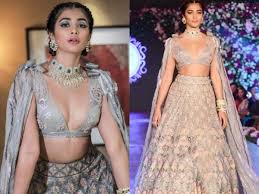 Maheshwari vaddi hot navel stills in blueish green lehenga at bazaar rowdy movie trailer launch. Pooja Hegde Hot Sexy Photos Pooja Hegde Wore The Sexiest Lehenga On The Ramp And The Pictures Are Going Viral