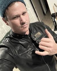 Larry Knuckles's Instagram, Twitter & Facebook