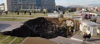 Sulla natura dell'enorme voragine che si è aperta oggi a napoli, nel parcheggio dell'ospedale del mare, ci sono forti contraddizioni: Ktocztsse6a2lm