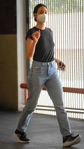Emmy rossum ретвитнул(а) shameless on showtime. Emmy Rossum At A Pet Hospital In Los Angeles 05 26 2020 Celebmafia