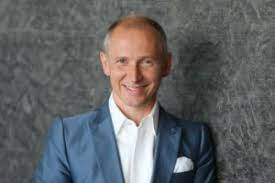 Helmut lotti presenteerde exclusief voor luisteraars van radio 2 zijn jongste album 'faith, hope via een zelfgeschreven liedje zal hij haar nadien vanuit duitsland telefonisch ten huwelijk vragen. Helmut Heeft Een Nieuwe Coupe Pnws