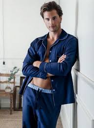 Les pantalons sont souvent ajustables grâce au cordon de serrage, des poches latérales ou de poitrine qui permettent d'en faire la tenue d'intérieur pratique au quotidien. Pyjama Homme Classique De Qualite Pyjamas Tendances
