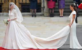 Kate middleton picks the most perfect designer to wear on a visit to scotland. Kate Middleton Pippa Middleton Royals Foto Gettyimages Kate Middleton Kleid Kate Middleton Hochzeit Konigliche Hochzeitskleider