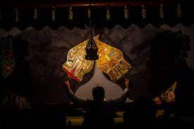 Secara lebih khusus, pewayangan dan tradisi grebeg menggunakan istilah ini untuk dua hal yang berbeda. File Pertunjukan Wayang Kulit Jpg Wikimedia Commons