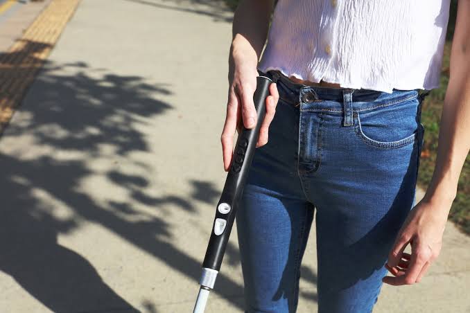 Wewalk 2 akıllı baston kullanan görme engelli kullanıcı