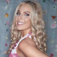 👏 Nýggj ogn 👏 Torkilsgøta 2, Hoyvík 😍 Snotulig endaraðhús í Hoyvík í  tveimum hæddum. Húsini standa væl fyri í friðarligum og barnavinaligum  umhvørvi við blindan veg stutt frá stovnum, skúlum, handlum