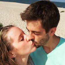 Duggars' PDA Photos: Stars' Kissing, Making Out Pictures