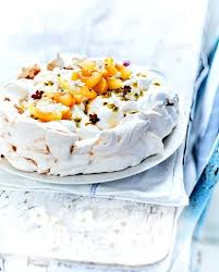 Pavlova Creme Fouettee Aux Fruits Jaunes Pour 6 Personnes Recettes Elle A Table Recette Pavlova Recette Pavlova Recettes De Cuisine
