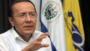 El exministro de Obras Públicas y dirigente del FMLN, Gerson Martínez,  recibió asilo político en México. La justicia salvadoreña lo reclama por  los delitos lavado de dinero y enriquecimiento ilícito.