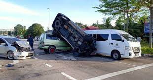 Akhir pekan tiba, pagi menyongsong, matahari perlahan dia terpaksa melakukan itu. Wanita Maut Anak Parah Myvi Dirempuh Toyota Hilux