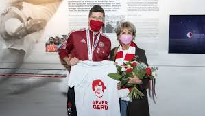 @grupaazotysa @swanson @adidasrunning #lewandowski @scnutrition_uk. Robert Lewandowski Pobil Rekord Gerda Muellera Spotkal Sie Z Zona Legendy Sport Tvp Pl