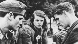 Dieses und so hatte sie es auch am abend vor der hinrichtung ihrer kinder getan. Wer War Sophie Scholl Und Wofur Hat Sie Gekampft Br24