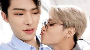Wooyoung Atiny Desperatly Trying To Kiss Mingi Ahaha Lol Kpop Kiss Jung Woo Young Kiss Face