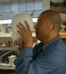 Die journalistin muss den zuschauern häufig erklären, warum sie stets kopftuch trägt. Opening