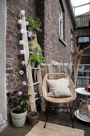 Diy Pflanzenleiter Fur Den Kleinen Stadtbalkon Kleinen Pflanzenleiter Stadtbalkon Diy Pflanzenleiter Kleines Balkon Dekor Wohnung Mit Balkon Einrichten