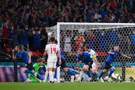 En el historial de 27 enfrentamientos (10 victorias italianas, 8 inglesas, 9 empates) entre italia e inglaterra nunca hubo un duelo de tanta. Hhmu1cjtkgjjom