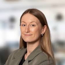 I øjeblikket kan jeg slet ikke få armene ned! I går var en stor dag, da jeg  endelig kunne kalde mig færdiguddannet professionsbachelor i E-handel og så  endda med et flot 12-tal