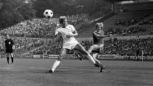 1989 erhielt rummenigge das bundesverdienstkreuz am bande, 2007 den bayerischen verdienstorden. Karl Heinz Rummenigge S Career In Images
