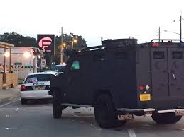 Avea o arma modificata sau automata (ilegala si in sua din cate stiu), exista si filmulete in care se aude. Atentatul Din Orlando 2016 Wikipedia