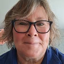 Hiii! Are there any hair stylists who specialize in brunette colour and  know how to cut medium length hair evenly? I've been to 3 people in the  past year and a half